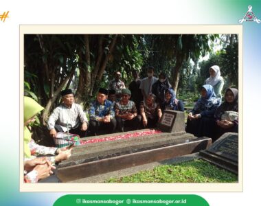 Alumni Smansa Ziarah Ke Makam Bapak Soewamin, Guru Smansa Dan Tokoh Koperasi Indonesia